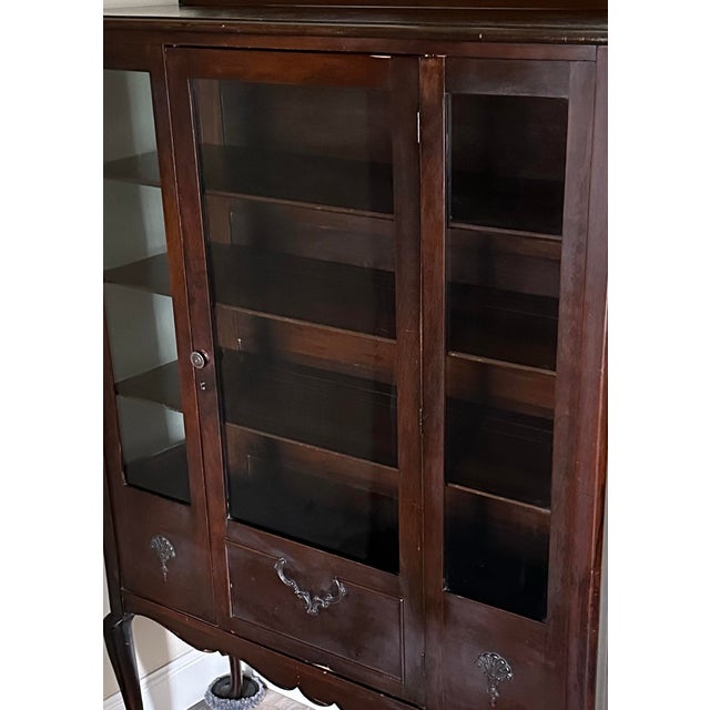 Early 20th Century Vintage Early-Mid 20th Century Queen Anne Mahogany China Cabinet For Sale - Image 5 of 12