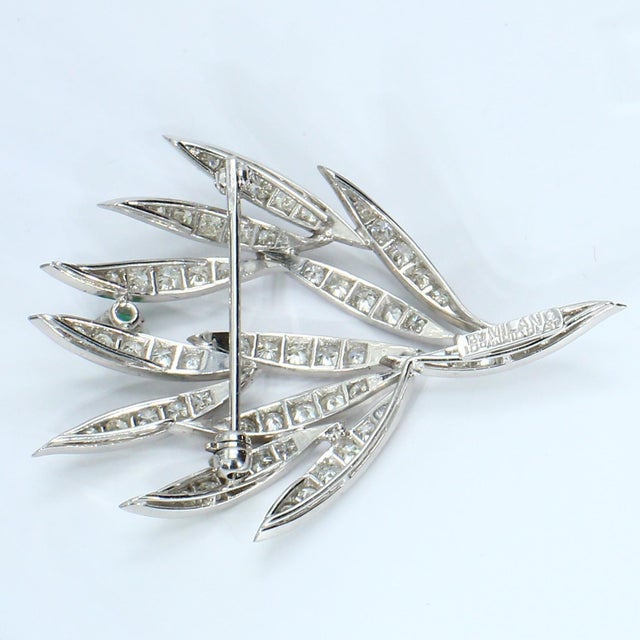 1960s Leaf Brooch With Square-Cut Emerald and White Diamonds For Sale - Image 4 of 4