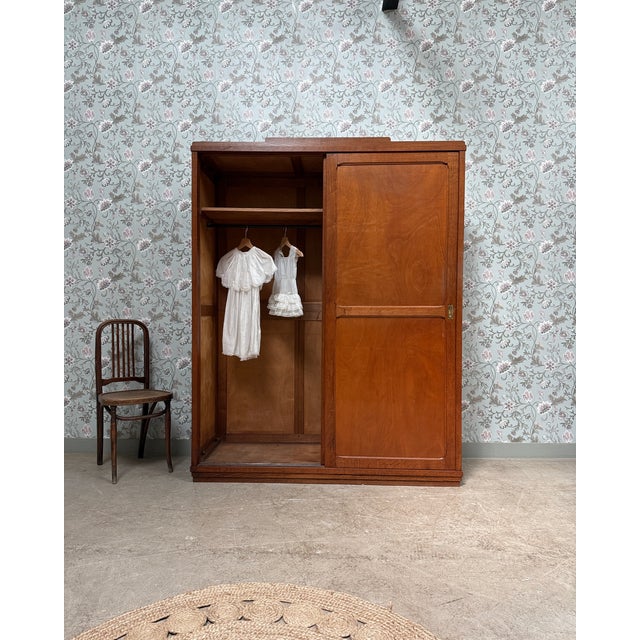 Featuring its original sliding door system, this parisian wardrobe from the 1940s-50s impresses with its clean lines and...