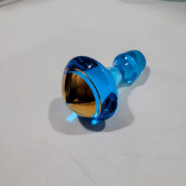 Mid-Century Modern Romanian Vintage Bohemian Blue & 22 Carat Gold Glass Decanter & 6 Piece Set For Sale In Tampa - Image 6 of 9