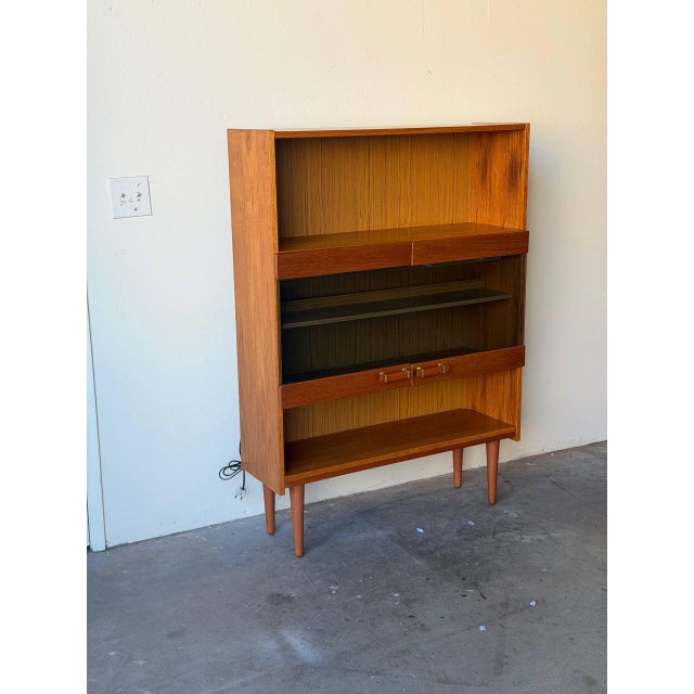 1960s Mid Century Danish Teak Display Cabinet – Vintage Scandinavian Glass Door Bookcase 1960s For Sale - Image 5 of 9