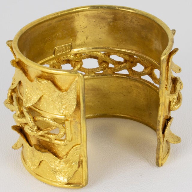 1980s Mercedes Robirosa Gilded Cuff Bracelet With Carving For Sale - Image 5 of 8