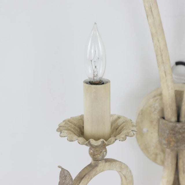 Early 20th Century Vintage-Style White and Silver Hollywood Regency-Themed Wrought Iron Wall Lamps - a Pair For Sale - Image 5 of 10