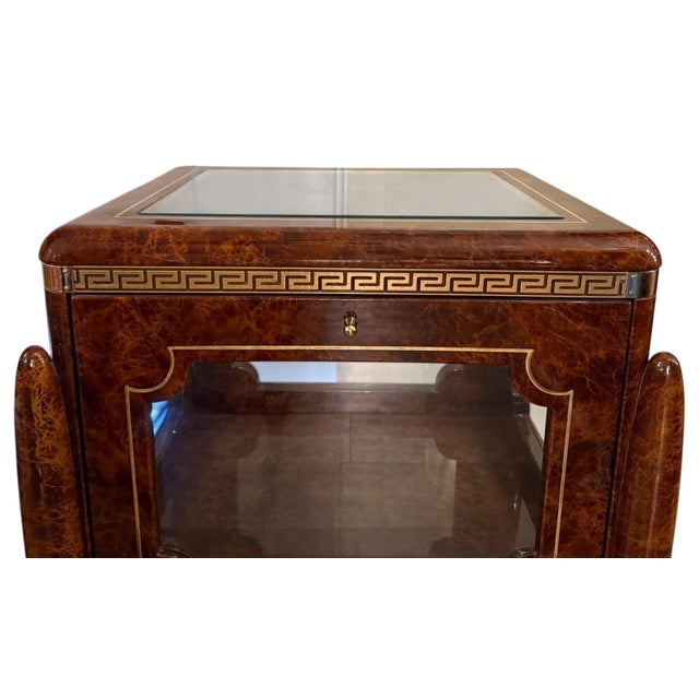Mid 20th Century Versace Style Burl & Brass Greek Key Display Curio Vitrine. Italy, 20th Century. For Sale - Image 5 of 8