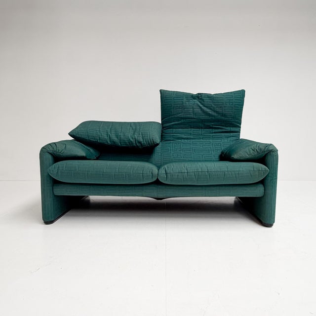 An iconic piece of furniture: the 2-seater Maralunga sofa by Vico Magistretti for Cassina. Designed in 1973, this piece...