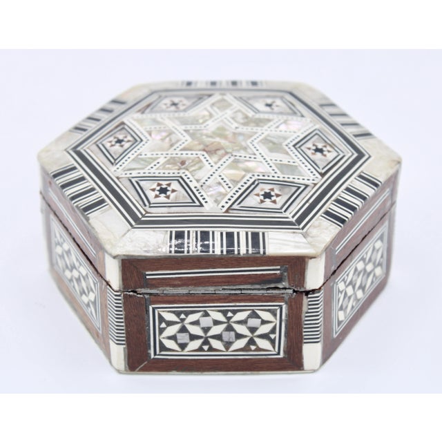 Mid-Century Modern Hexagon Handmade Inlaid Mother of Pearl Jewelry Box For Sale - Image 3 of 11