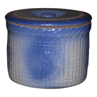 Late 19th Century Blue and White Stoneware Crock in Daisy Waffle Weave Pattern For Sale