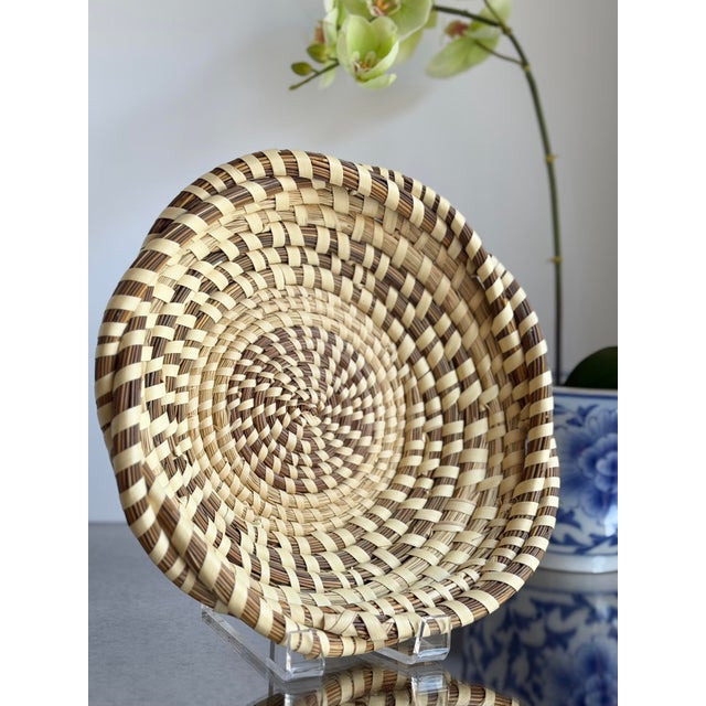 American Vintage Charleston Sweetgrass Basket, Gullah Woven Bowl, 11” Diameter For Sale - Image 3 of 4