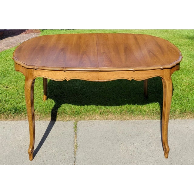 Mid-Century Modern 1960s Thomasville French Provincial Walnut Dining Table and 6 Chairs - Set of 7 For Sale - Image 3 of 15