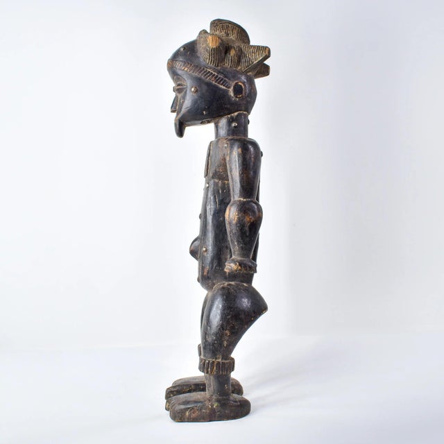 Black Early 20th Century Anyi Attye Standing Male Figure Côte d'Ivoire For Sale - Image 8 of 17