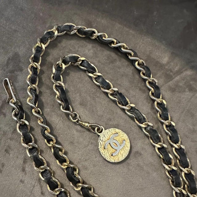 Italian An Iconic 1990s Leather and Metal Chain Belt by Chanel For Sale - Image 3 of 12