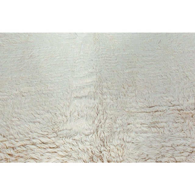 Vintage Moroccan Wool Rug – Soft Ivory with Subtle Texture Size: 6'6" × 13'6" (198 × 411 cm) This exquisite vintage...