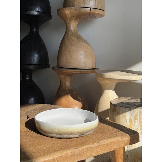 Large White and Earth Ceramic Dish, in Very Good conditions. Designed 1990 to 1999