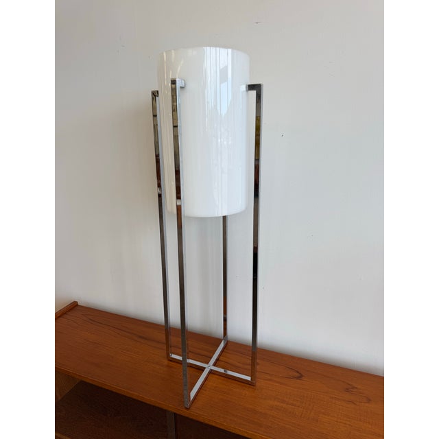 Mid-Century Modern 1970s Mid Century Modern Paul Mayen Design for Robert Sonneman Lucite and Chrome Cylindrical Table Lamp For Sale - Image 3 of 11