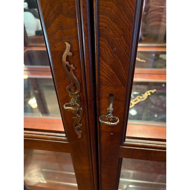 2000 - 2009 Attributed to Hekman Furniture Glass Front Display Cabinet With Burled Wood, Mirrored Back, Lighted and Glass Shelves, For Sale - Image 5 of 14