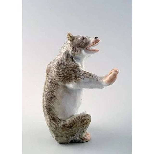 Antique porcelain figurine of standing bear, Meissen style, late 19th century. In very good condition. Measures: 13 cm.