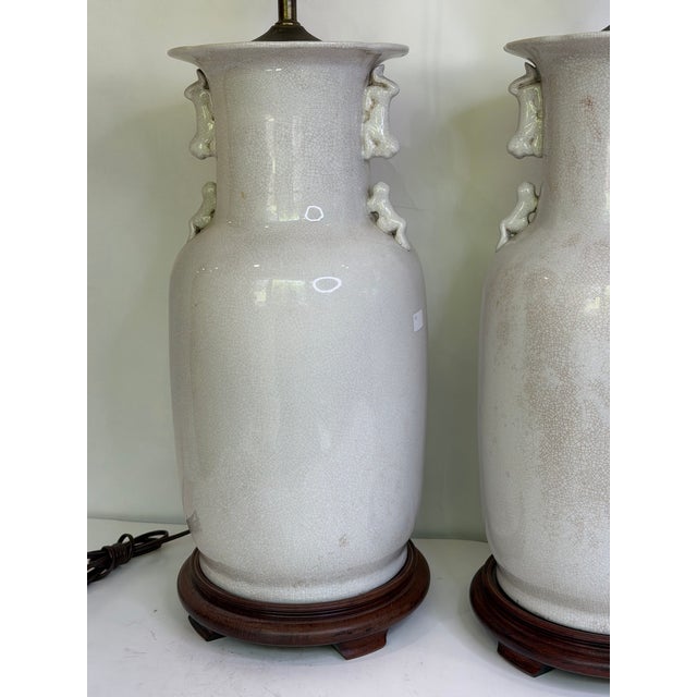1950s Vintage Large Chinese Blanc De Chine Crackle Glazed Porcelain Foo Dog Handle Table Lamps on Hardwood Bases a Pair For Sale - Image 5 of 11
