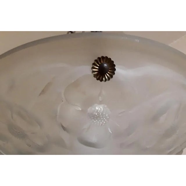 1930s French Art Deco Ceiling Lamp with Hibiscus Patterned Glass Bowl & Brass Chain, 1930s For Sale - Image 5 of 8