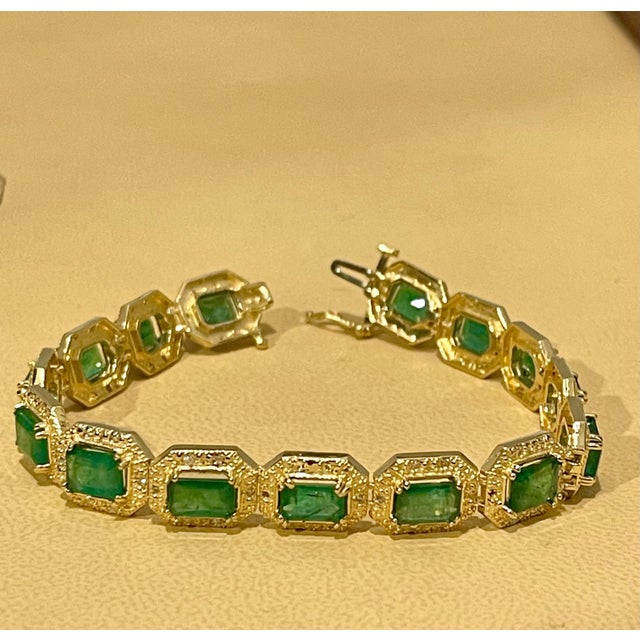 18 Carat Emerald Cut Emerald and Diamond Tennis Bracelet 14 Karat Yellow Gold For Sale - Image 10 of 18