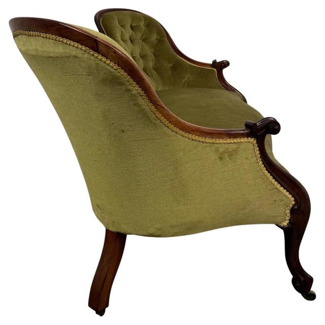 2000 - 2009 19th Century English Victorian Mahogany Spoon-Back Settee For Sale - Image 5 of 12