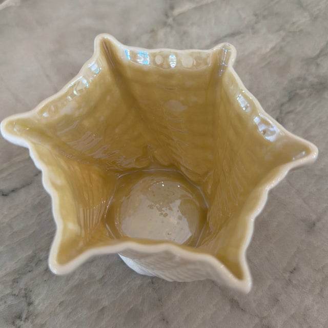 English 1950s Belleek Iridescent Cream-Colored Limpet Pattern Small Vase For Sale - Image 3 of 7