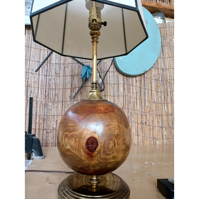 1980s Cedar Burl and Brass Table Lamp For Sale - Image 9 of 10