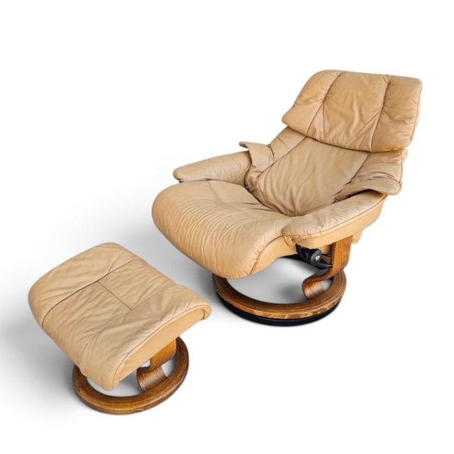 Mid-Century Modern Ekornes Stressless Reno Leather Recliner Lounge Chair and Ottoman, Made in Norway For Sale - Image 3 of 18