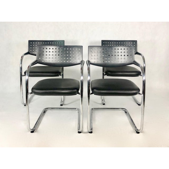 Model designed for Vitra by Antonio Ciccerio in 1992. Chair in stackable version (one chair goes into another). Visavis is...