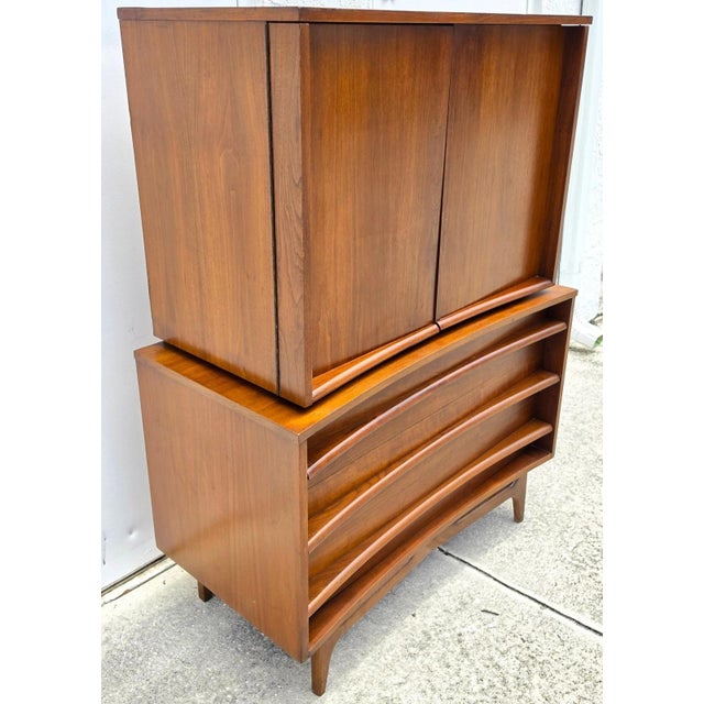 Young Manufacturing Mid-Century Walnut Highboy Dresser by Young Manufacturing Co. MCM For Sale - Image 4 of 18