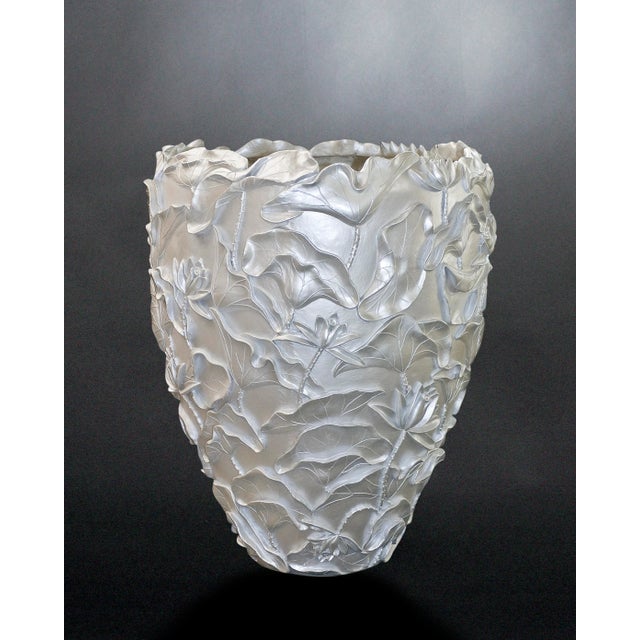 Lotus Vase in Resin & White Mother of Pearl Finish from VGnewtrend, in New conditions. Designed from 2000