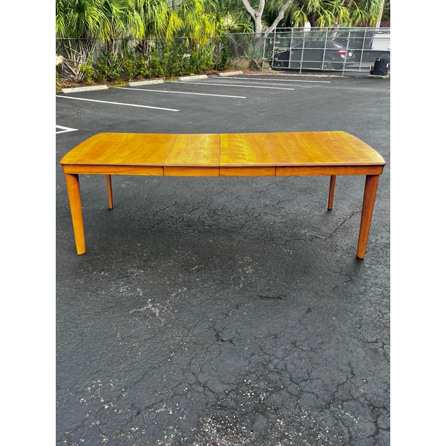 Heywood-Wakefield Mid Century Modern Birch Extendable Dining Table With Self-Storing Leafs | in the Style of Heywood-Wakefield For Sale - Image 4 of 12