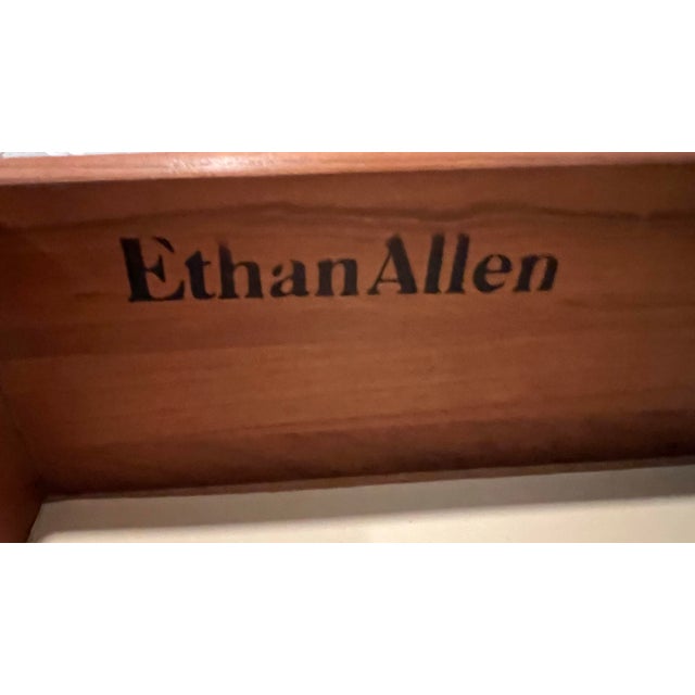 Ethan Allen Geogian Court 10-Drawer Triple Dresser – Made in Usa – Excellent Condition For Sale In Las Vegas - Image 6 of 12