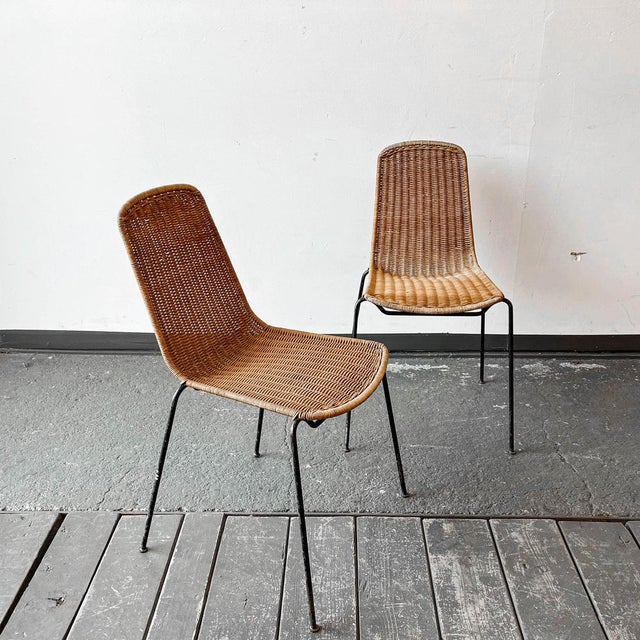 Product. Few chairs style. Vintage material. Metal frame in black · back and seat made of wicker condition. Good condition...