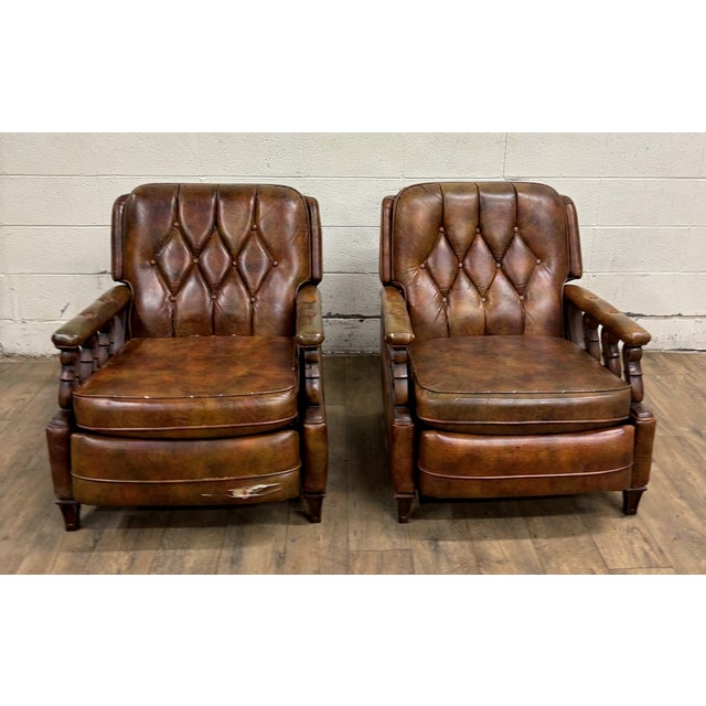 This is a pair of stunning vintage tufted vinyl recliners by Stratalounger in a warm brown color. Sink into timeless...
