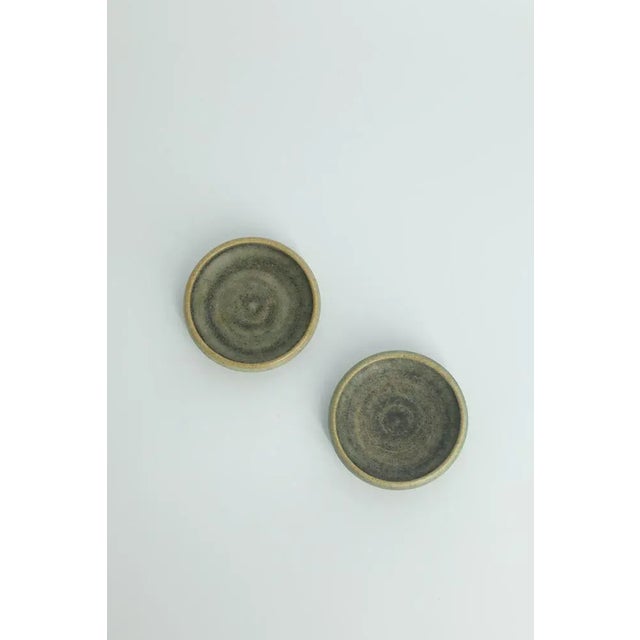 Mid-Century Modern Small Mid-Century Scandinavian Modern Collectible Sand Brown Stoneware Bowls by Gunnar Borg for Gunnars Keramik Höganäs, 1960s, Set of 2 For Sale - Image 3 of 7