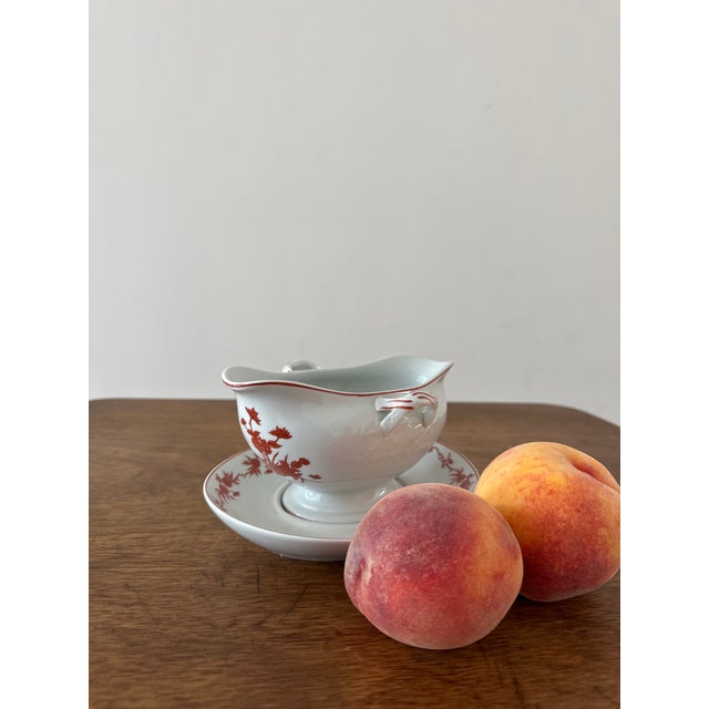 White Vista Alegre Red Goa Pattern Sauce Boat With Underplate For Sale - Image 8 of 8