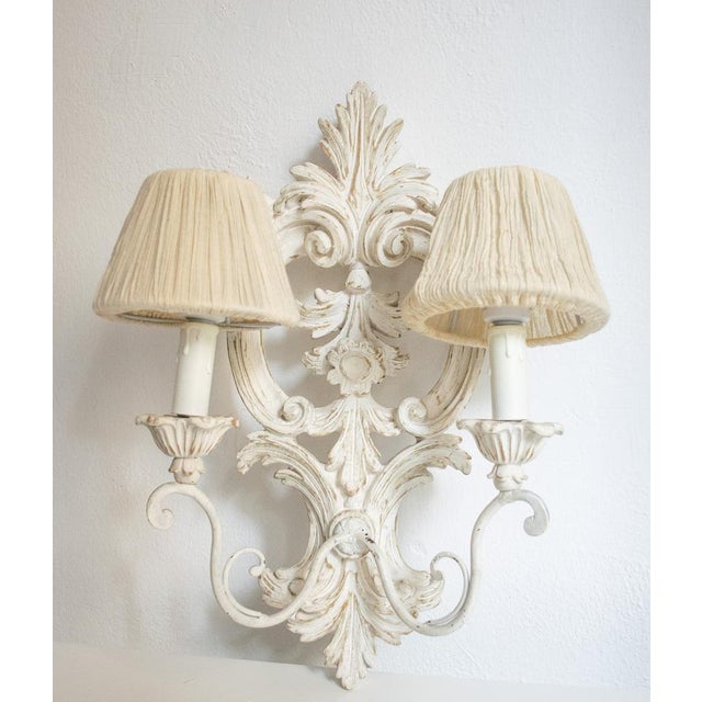 Elegant wooden wall lamp with fabulous pleated fabric latches. Return to a wonderful lamp means protecting and preserving...