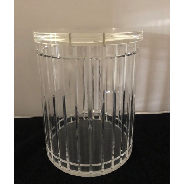 Up to your consideration today is this vintage Lucite ice bucket with textured stripes. Hinged lid, measures 9” x 7.35” w....