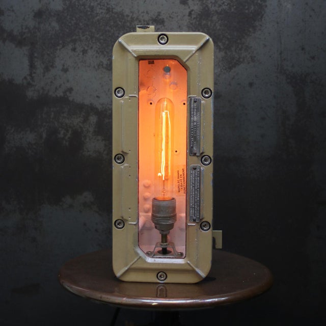 Mapelec amiens 8000 – 1980 industrial cast aluminium light. clear glass. Including tube led bulb. e27 / e26 this piece has...