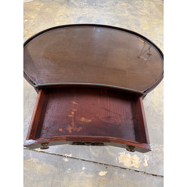 Mersman Antique Hepplewhite End Table, Mahogany With Glass Top, Mersman For Sale - Image 4 of 8