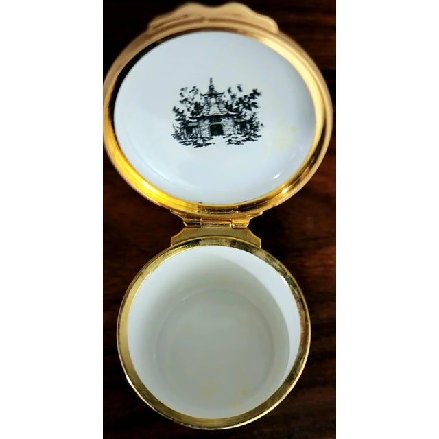 Bilston & Battersea English Fine Enamel Round Box w/Lid Designed by Halcyon Days. London Chinese Scene w/Yellow Background...