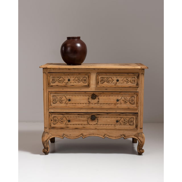 Early 20th Century Beige French Carved Chest of Drawers For Sale - Image 10 of 15