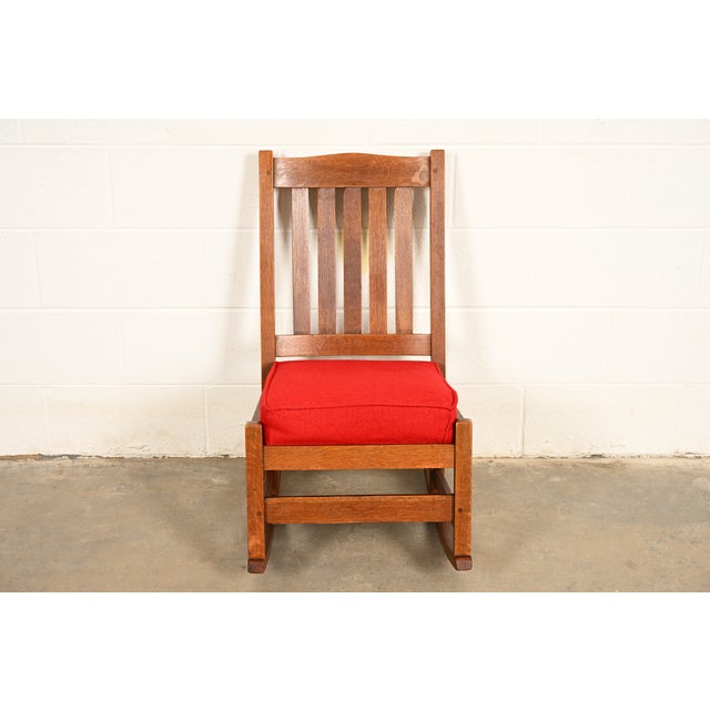 An exceptional antique Mission or Arts & Crafts period rocking chair By L. & J. G. Stickley USA, Circa 1910 Quarter sawn...