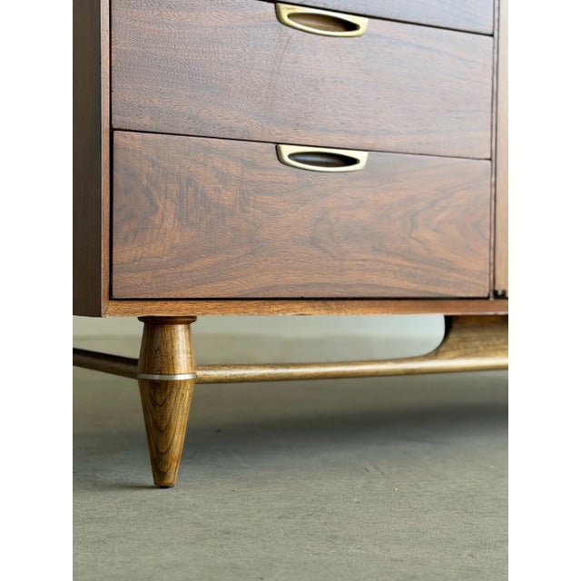 1960s Broyhill Premier Walnut Mid Century Dresser Twelve Drawer Central Doors Credenza For Sale - Image 12 of 18