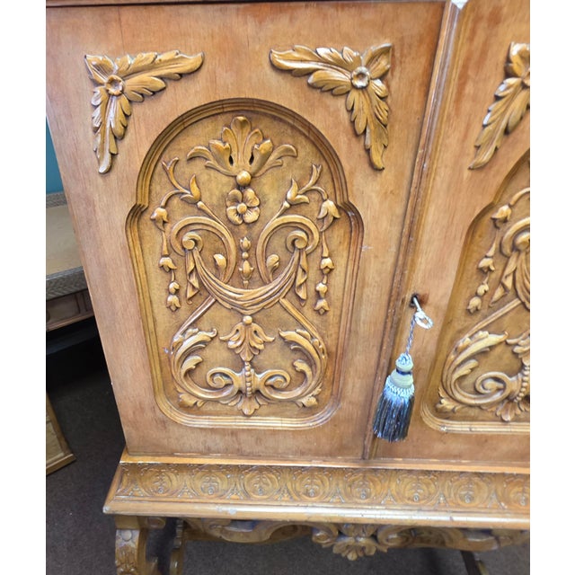Gold Italian Rococo Revival Carved Cabinet-on-Stand With Antiqued Gilt and Polychrome Decoration, Mid-20th Century For Sale - Image 8 of 18