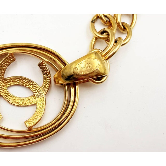 1990s Chanel Vintage Gold Plated CC 3 Rings Large Pendant Chain Long Necklace For Sale - Image 5 of 7