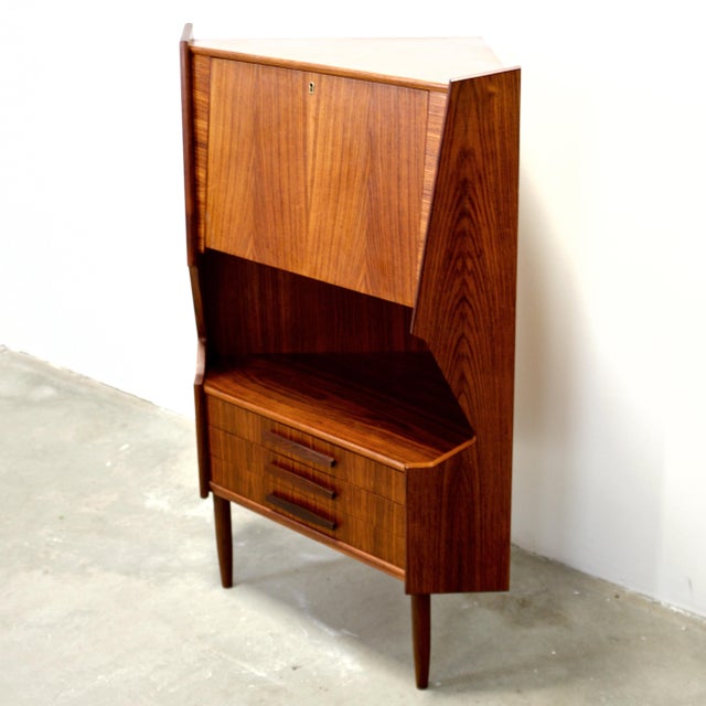 1950s Danish Rosewood Corner Cabinet in the Style of Omann Jun. Møbelfabrik / Gunni Omann For Sale - Image 4 of 14