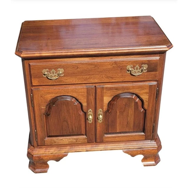 A gorgeous Ethan Allen Chippendale Style Solid Cherry Bedside Table Cabinet Nightstand in very good vintage condition.