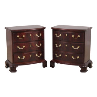Pair of Thomasville Mahogany Nightstands For Sale