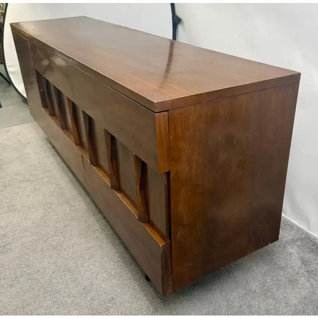 Mid-Century Modern American of Martinsville Walnut 9-Drawer Dresser or Credenza For Sale In New York - Image 6 of 18